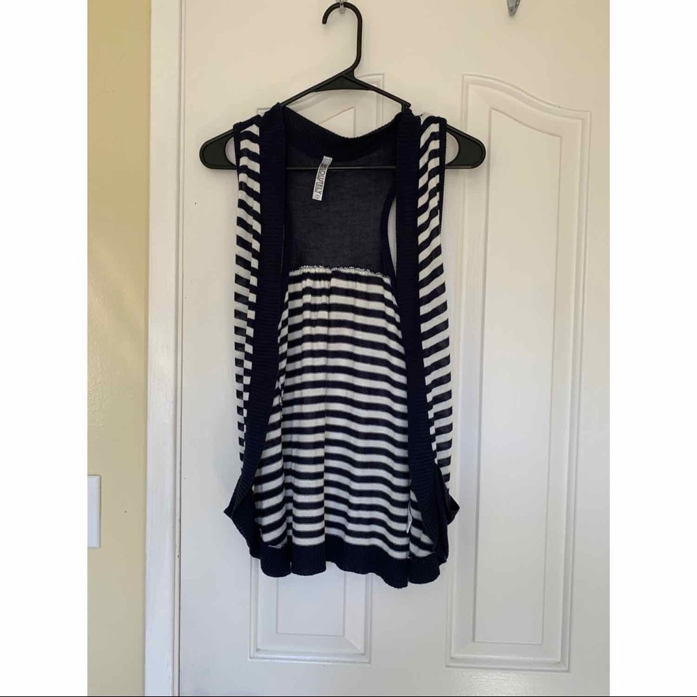 Cardigan by Absolutely Creative Wordlwide in Large. Perfect over short sleeves!